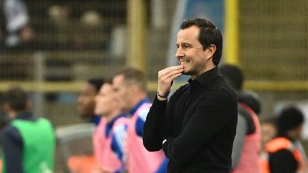 Julien Stéphan lors d'un match de Ligue 1 entre Strasbourg et Troyes, le 9 janvier 2023 au stade de la Meinau. (SEBASTIEN BOZON / AFP)