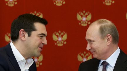 Alexis Tsipras (&agrave; gauche) et Vladimir Poutine (&agrave; droite), le 8 avril 2015, au Kremlin, &agrave; Moscou (Russie).&nbsp; (ALEXANDER ZEMLIANICHENKO )