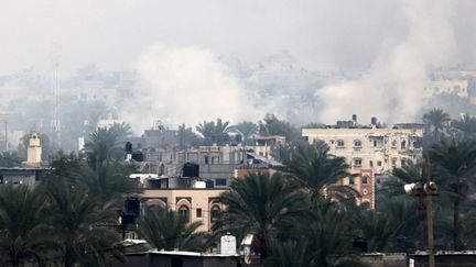 De la fumée dans la ville de Khan Younès, au sud de la bande de Gaza, le 5 décembre 2023. (MAHMUD HAMS / AFP)