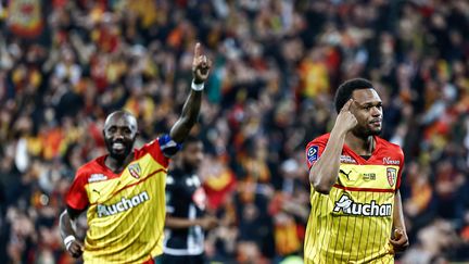 Le buteur lensois Loïs Openda et son capitaine Seko Fofana fêtent leur victoire sur Angers (3-0), le 18 mars 2023 à Lens. (SAMEER AL-DOUMY / AFP)