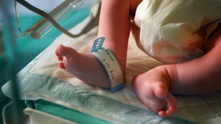 Un nouveau-né à l'hôpital de Levallois-Perret. (DIDIER PALLAGES / AFP)