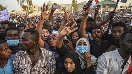 Des manifestants soudanais à Khartoum (Soudan), le 25 avril 2019. (OZAN KOSE / AFP)