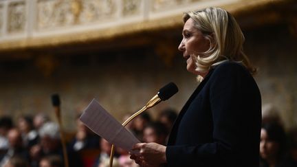 La cheffe de file des députés du Rassemblement National Marine Le Pen lors des questions au gouvernement à l'Assemblée Nationale mardi 4 octobre 2022. (CHRISTOPHE ARCHAMBAULT / AFP)