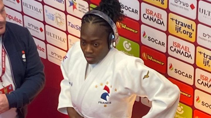 Clarisse Agbégnénou en chambre d'appel, au Grand Slam de Tel-Aviv, le 17 février 2023, avant son premier combat, avec son kimono qui porte le sigle de l'équipementier Mizuno. (MARIE-CHRYSTELLE MAURY / FRANCEINFO: SPORT)