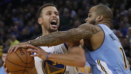 Stephen Curry (de face), joueur des Warriors d'Oakland face à&nbsp;Jameer Nelson des Nuggets de Denver. match à Oakland en Californie, le 2 janvier 2017. (JOHN G. MABANGLO / EPA)