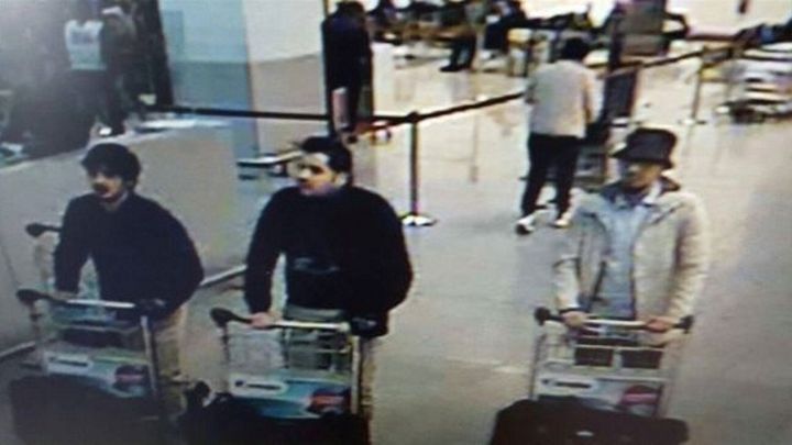 Capture d'écran de la vidéosurveillance de l'aéroport de Bruxelles montrant les auteurs présumés des attaques, le 22 mars 2016. (BELGIAN FEDERAL POLICE)