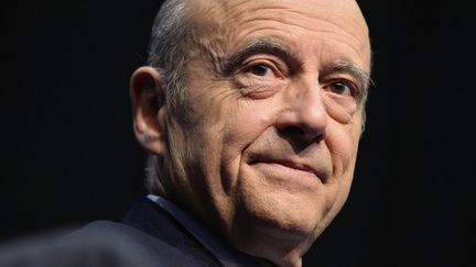 Alain Juppé (gauche) et Nicolas Sarkozy sont en tête des sondages pour&nbsp;la primaire à droite, selon une nouvelle étude publiée le 25 septembre 2016. (NICOLAS TUCAT / AFP)