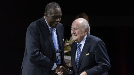 Le pr&eacute;sident de la Conf&eacute;d&eacute;ration africaine de football (CAF), Issa Hayatou, serre la main du pr&eacute;sident de la Fifa, Sepp Blatter, apr&egrave;s la r&eacute;&eacute;lection de ce dernier, le 29 mai 2015 &agrave; Zurich (Suisse). (FABRICE COFFRINI / AFP)