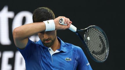 Novak Djokovic a du batailler pour s'en sortir face au jeune Dino Prizmic lors du premier tour de l'Open d'Australie, le 14 janvier 2024. (CIRO DE LUCA / AFP)