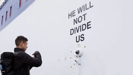 Un participant au projet "He will not divide us" vient s'exprimer devant la caméra installée près du Museum of the Moving Image, le 26 janvier 2017
 (Justin Lane / Epa / Newscom / MaxPPP)