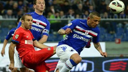 Rodrigo Palacio, l'attaquant de l'Inter Milan, aux prises avec le défenseur de la Sampdoria Angelo Palombo (OLIVIER MORIN / AFP)