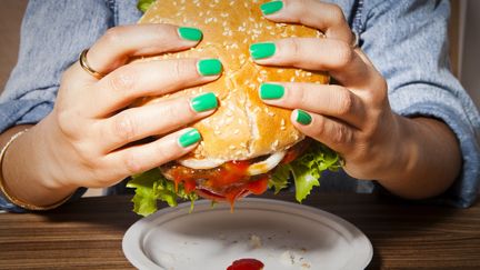 McDonald's conseille &agrave; ses employ&eacute;s de ne pas manger de fast-foods. (DEAN BELCHER / STONE SUB / GETTY IMAGES)