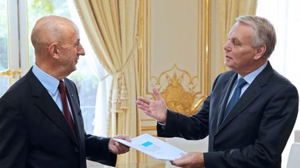 Le Commissaire g&eacute;n&eacute;ral &agrave; l'investissement Louis Gallois, rend son rapport au premier Ministre Jean-Marc Ayrault, le 5 novembre 2012. (PHILIPPE WOJAZER / POOL)