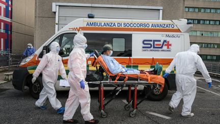 Un malade du Covid-19 transporté un hôpital de Rome (Italie), le 12 novembre 2020. (ANDREAS SOLARO / AFP)