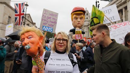 Des manifestants protestent contre la venue de Donald Trump au Royaume-Uni, le 4 juin 2019, à Londres. (TOLGA AKMEN / AFP)