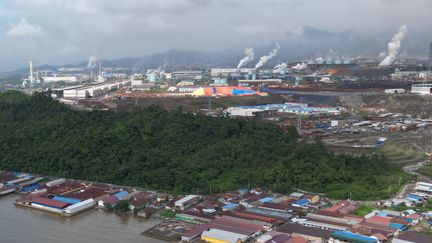 Une vue aérienne montre, le 12 mai 2023, l'usine de traitement de nickel de la compagnie PT Indonesia Tsingshan Stainless Steel, située sur l'île de Sulawesi (Indonésie). (RIZA SALMAN / AFP)