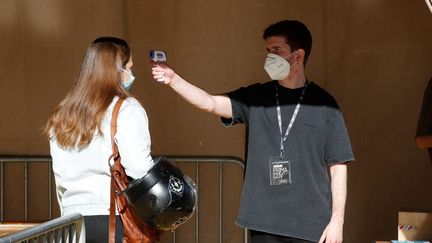 Prise de température pour le festival Primavera, en décembre 2020, en Espagne. Après un test antigénique, 500 personnes ont assisté à un concert debout.&nbsp; (TONI ALBIR/EFE/SIPA / EFE)