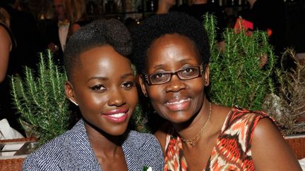 L'actrice Lupita Nyong'o&nbsp;et sa mère&nbsp;Dorothy Nyong'o, le 28 février 2014, assistent à une soirée avant les Oscars à West Hollywood, en Californie.&nbsp;&nbsp; (JOHN SCIULLI / GETTY IMAGES NORTH AMERICA)