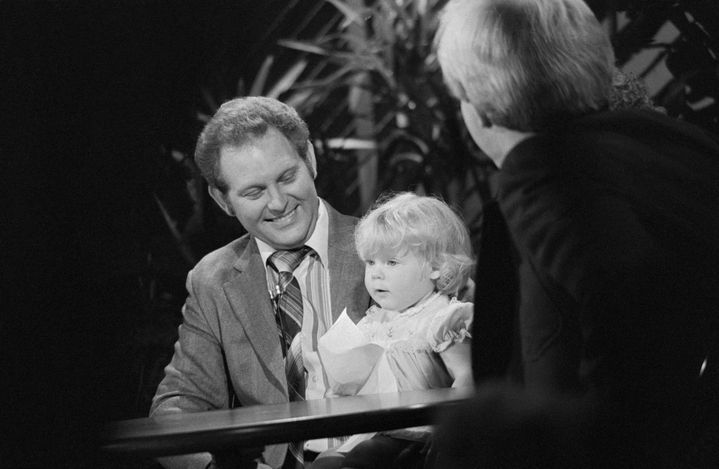 Louise Brown sur les genoux de son père, John Brown, lors de sa première apparition télévisée aux Etats-Unis, en 1979. (BETTMANN / GETTY IMAGES)