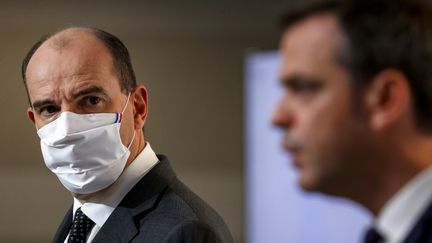 Le Premier ministre, Jean Castex (à gauche), et le ministre de la Santé, Olivier Véran, lors d'une conférence de presse sur la lutte contre le Covid-19, à Paris, le 10 décembre 2020. (THOMAS SAMSON / AFP)