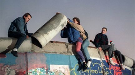 Le 16 novembre 1989, une semaine après l'ouverture du Mur, la fête bat encore son plein. (AFP - Patrick HERTZOG)