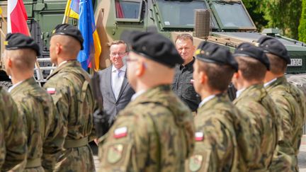 Le ministre de la Défense polonais Mariusz Blaszczak (à droite) lors d'une cérémonie militaire à Zamosc, en Pologne, le 3 juillet 2023. (SOEREN STACHE / DPA)