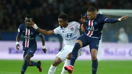 Le footballeur lyonnais, Thiago Mendes, face au Parisien, Kylian Mbappé, sur la pelouse du Parc des Princes, le 9 février 2020. (MATTEO CIAMBELLI / NURPHOTO / AFP)