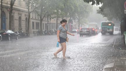 Les rues de Paris inond&eacute;es pendant l'orage qui a frapp&eacute; la capitale, le 23 juillet 2013.&nbsp; (MAXPPP)