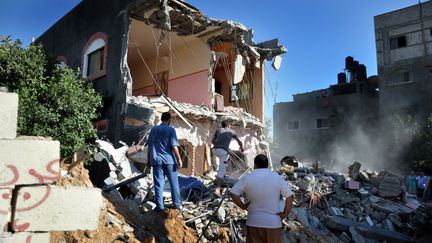 Un immeuble d&eacute;truit par des frappes a&eacute;riennes de l'arm&eacute;e isra&eacute;lienne, &agrave; Gaza, mercredi 9 juillet 2014. (MOHAMMED TALATENE / ANADOLU AGENCY)