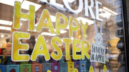 Une devanture de magasin à Londres souhaitant de «Joyeuses Pâques» 2017. (Justin TALLIS / AFP)