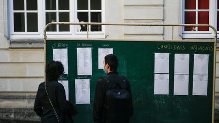 Deux lycéens dans la cour du lycée Jules Verne, le 7 juillet 2020 à Nantes. (FRANCK DUBRAY / MAXPPP)