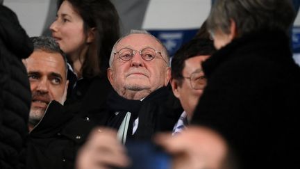 Jean-Michel Aulas en tribunes lors du match de Ligue 1 entre Auxerre et Lyon au stade de l'Abbé-Deschamps, le 17 février 2023. (FRANCK FIFE / AFP)