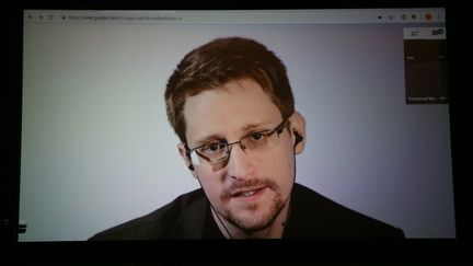 De Russie, Edward Snowden s'adresse aux participants des conférences organisées pour le 25e anniversaire du magazine de la culture numérique, Wired, le 14 octobre 2018 à San Francisco. (PHILLIP FARAONE / GETTY IMAGES NORTH AMERICA)