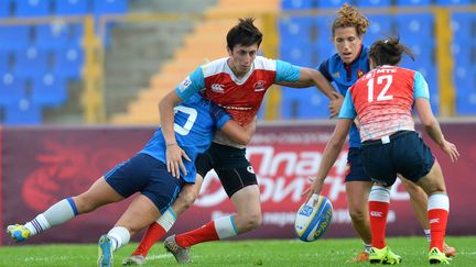 L'équipe de France de rugby à 7 affronte la sélection russe lors de la Coupe d'europe le 12 juin 2016. (MAKSIM BOGODVID / AFP)