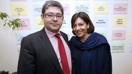 J&eacute;r&ocirc;me Coumet, maire PS du 13e arrondissement de Paris, et&nbsp;Anne Hidalgo, maire PS de Paris, le 17 janvier 2014, &agrave; Paris. (THOMAS SAMSON / AFP)