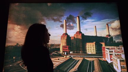 Ce corner raconte l'histoire cocasse de la fameuse pochette conçue par Roger Waters d''Animals", un disque inspiré de "La Ferme des Animaux" de George Orwell critiquant le totalitarisme. La pochette montre la centrale électrique de Battersea (Londres) au dessus de laquelle flotte un cochon gonflable, qui préféra prendre la tangente dans les airs et termina sa course dans une ferme du Kent. L'usine est recréée en décor à l'exposition, avec un mini cochon gonflable. Mais pourquoi pas l'animal original ? Parce qu'il est si gros qu'il aurait occupé la pièce entière...
 (Daniel Leal-Olivas / AFP)