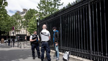 Un contrôle d'identité par des policiers sur la voie publique pendant le déconfinement à Paris, le 12&nbsp;mai 2020.&nbsp; (BRUNO LEVESQUE / MAXPPP)