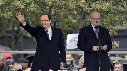 Bernard Poignant (à droite) et François Hollande, le 23 avril 2012 à Quimper (Finistère). (JEAN-SEBASTIEN EVRARD / AFP)