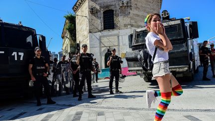 La police bloque l'avenue&nbsp;Istikjlal à Istanbul (Turquie) pour empêcher la tenue de la Gay Pride, dimanche 25 juin 2017. (BULENT KILIC / AFP)