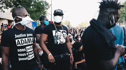 Des manifestants participent à un rassemblement contre les violences policières et pour demander la vérité sur la mort d'Adama Traoré, à Paris, le 2 juin 2020. (YOUNESS MILOUDI / HANS LUCAS / AFP)