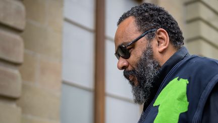 Dieudonné, lors de son arrivée au tribunal de Genève, en juillet 2021. (FABRICE COFFRINI / AFP)