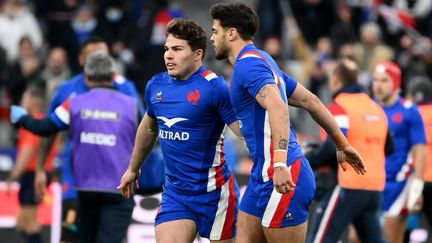 Antoine Dupont et Romain Ntamack lors d'un match du Tournoi des six nations face à l'Irlande, le 12 février 2022 au Stade de France. (FRANCK FIFE / AFP)