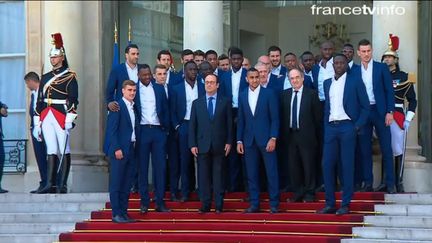 Les Bleus reçus sur le perron de l'Elysée par François Hollande, le 11 juillet 2016.&nbsp; (POOL)