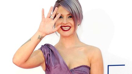 Le saviez-vous ? Sur les petits doigts boudin&eacute;s de Kelly Osbourne se trouve une manucure en diamants noirs estim&eacute;e &agrave; 200 000 euros. Chic. (KATY WINN / AP / SIPA)