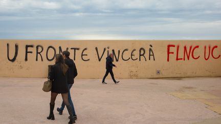 Un graffiti&nbsp;évoquant le FLNC, le 6 avril 2022, à Bastia en Corse/ (LAURENT PERPIGNA IBAN / HANS LUCAS / AFP)