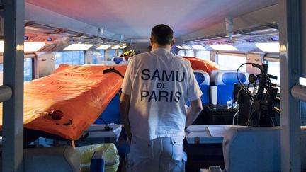 Un soignant du Samu dans le TGV médicalisé qui a transporté 20 malades du Grand Est vers Angers et Nantes, le 26 mars 2020.&nbsp; (JEROME GROISARD / MINISTERE DE L'INTERIEUR)