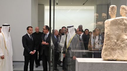 Le président Emmanuel Macron, le président-directeur du Louvre Abou Dhabi Jean-Luc Martinez, l'architecte Jean Nouvel, la ministre de la Culture Françoise Nyssen parmi les personnalités présentes à l'inauguratiuon du nouveau musée, aux Émirats (8 novembre 2017)
 (Ludovic Marin / AFP)