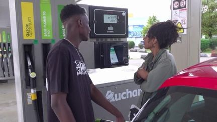 La vente à perte du carburant sera effective dès le 1er décembre. Les représentants des principales enseignes de distribution sont conviés au ministère de l'Économie et des Finances, dans la matinée du mardi 19 septembre, comme l'explique le journaliste Jordan Klein, en direct de Bercy. (France 2)