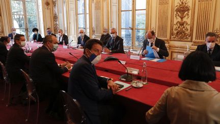 Les partenaires sociaux autour du Premier ministre, le 26 octobre 2020 à Matignon, à Paris. (GEOFFROY VAN DER HASSELT / AFP)