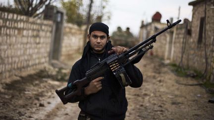 Un combattant de l'Arm&eacute;e syrienne libre, le 12 d&eacute;cembre 2012 pr&egrave;s d'Alep, dans le nord de la Syrie. (MANU BRABO / AP / SIPA)